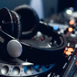 DJs