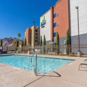 Outdoor Swimming Pool & Hot Tub
