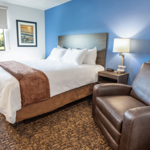 1 Queen Bed, Recliner Room
