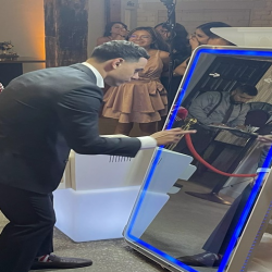 Touch-Screen Mirror Booth