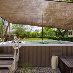 Shared Outdoor Pool/Tub