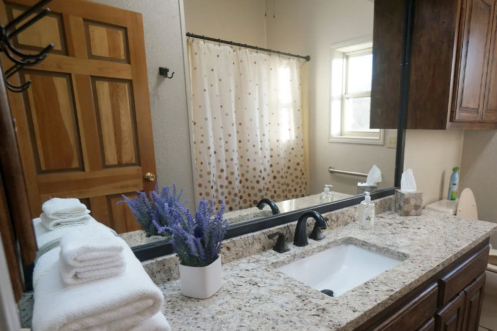 Towels/Full-Size Tub/Shower