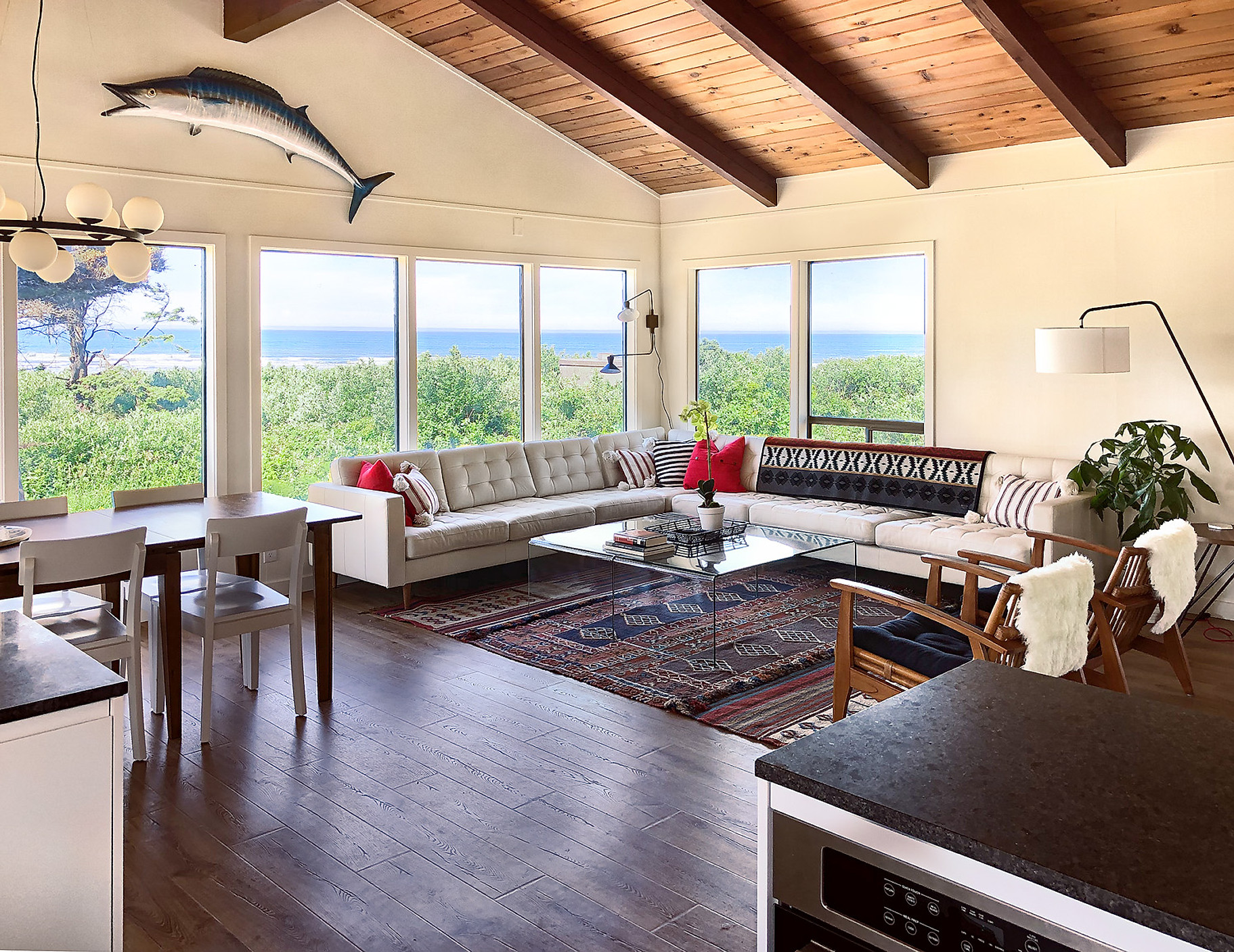 Oceanfront Modern Lodge (sleeps 14)	