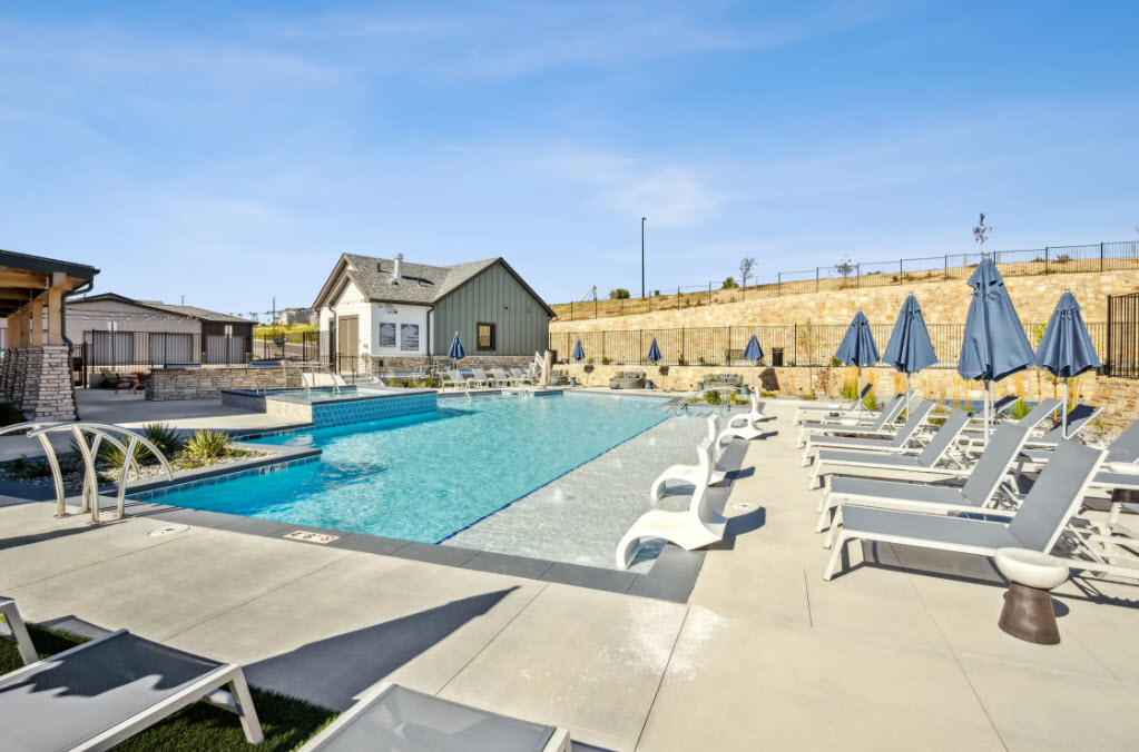 Resort-Style Pool with Spa/Hot Tub