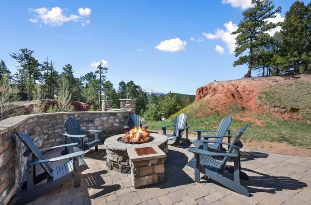 Outdoor Patio & Fire Pit