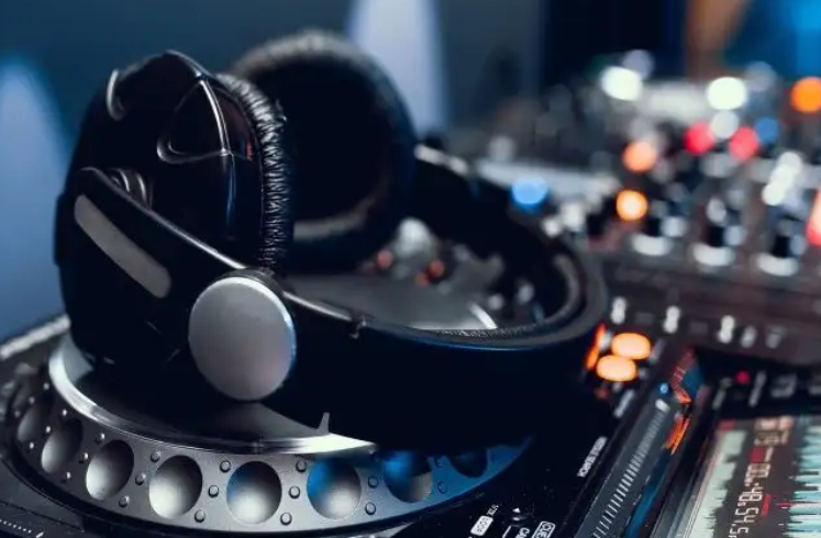 DJs