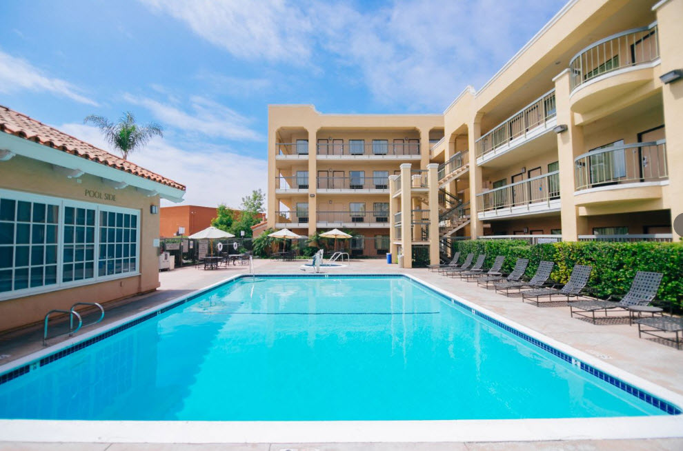 Outdoor Pool & Hot Tub