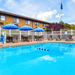 Seasonal Outdoor Pool & Hot Tub