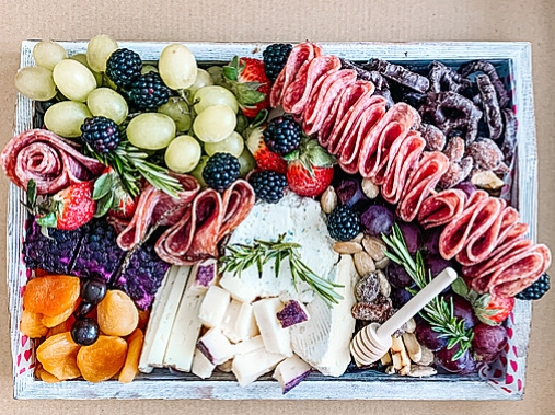 Charcuterie board for 4-6 people 