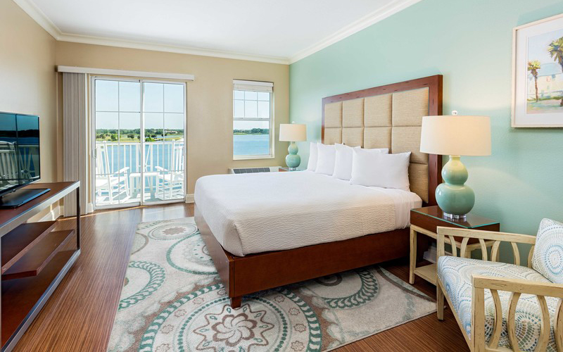 Lakefront King With Balcony