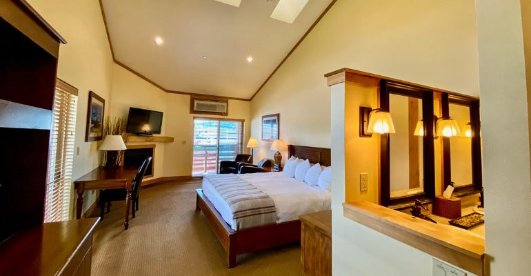 Deluxe King with Vaulted Ceilings