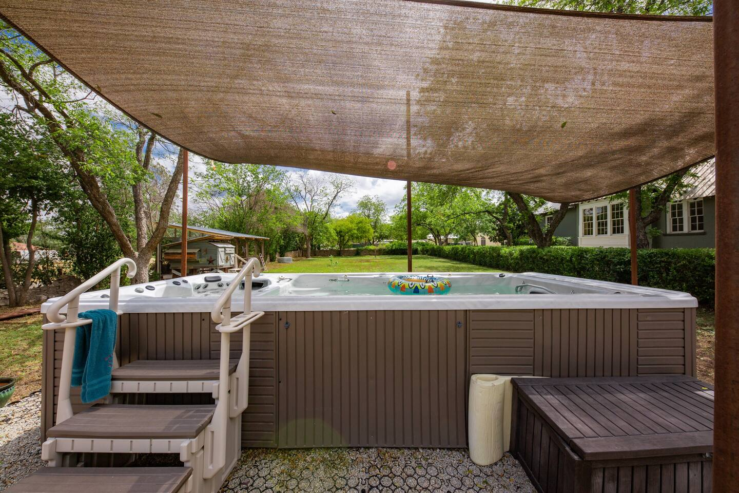 Shared Outdoor Pool/Tub